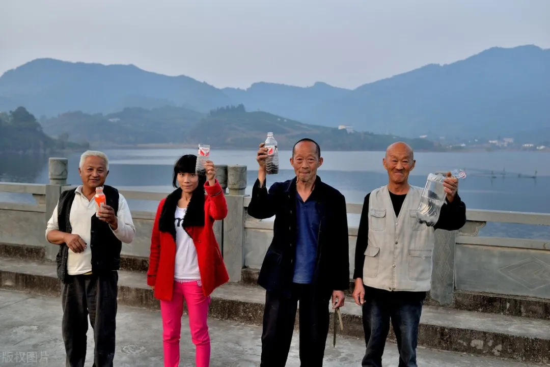 瘋狂！蟾蜍吃了會(huì)吐的“臭屁蟲”，這幾十人為何橫穿馬路爭撿？